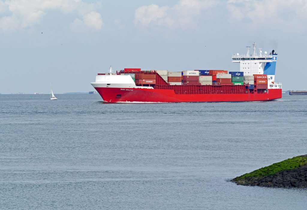 bateau conteneur transport maritime déménagement - DCF Mayotte
